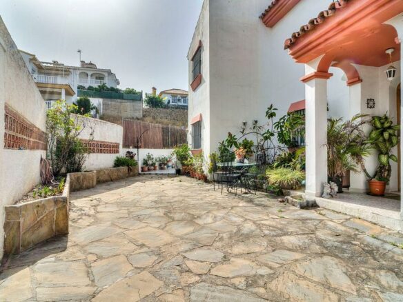 Central villa to renovate with sea views in La Patera, Marbella