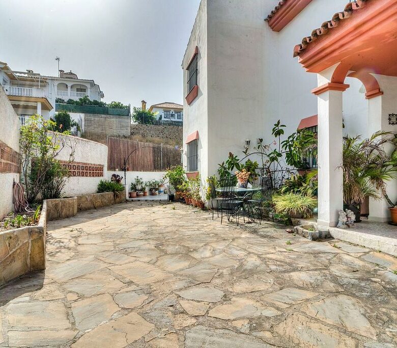 Central villa to renovate with sea views in La Patera, Marbella