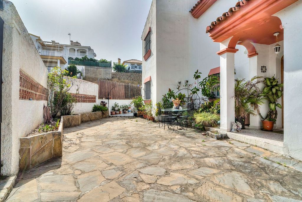 Central villa to renovate with sea views in La Patera, Marbella