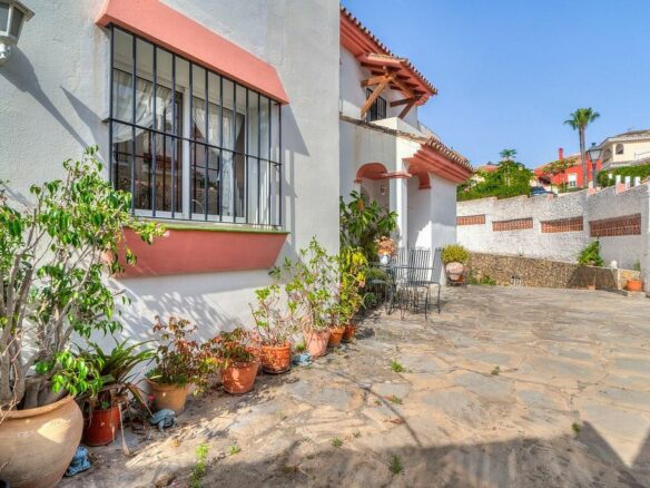 Central villa to renovate with sea views in La Patera, Marbella