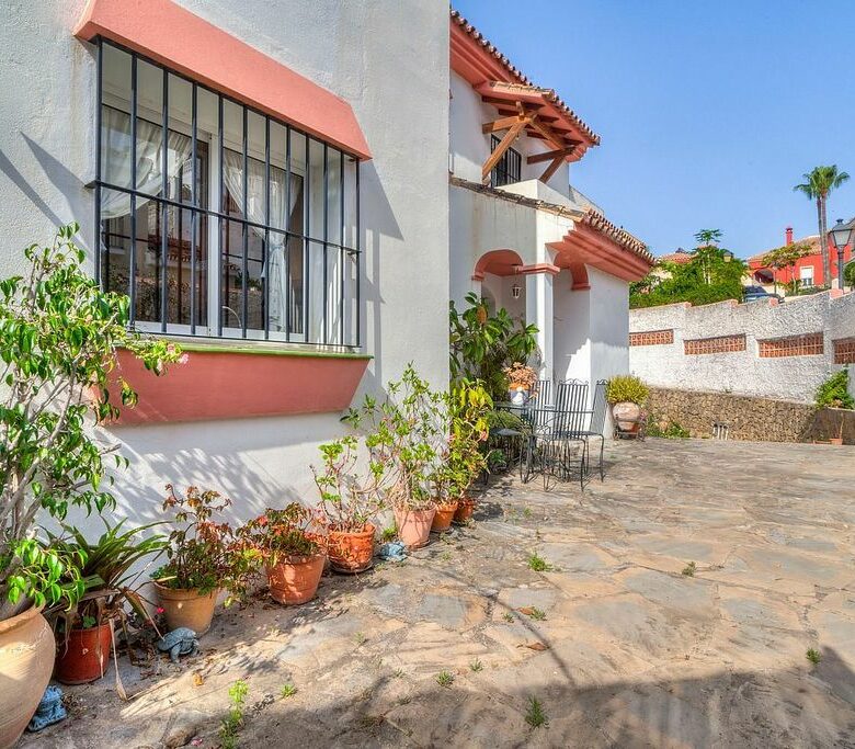 Central villa to renovate with sea views in La Patera, Marbella