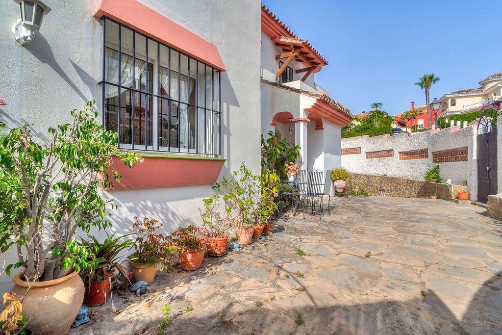 Central villa to renovate with sea views in La Patera, Marbella