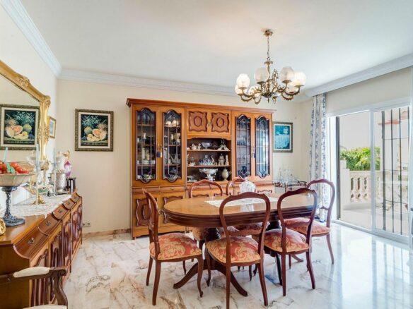 Central villa to renovate with sea views in La Patera, Marbella
