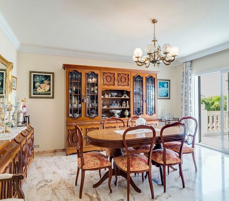 Central villa to renovate with sea views in La Patera, Marbella
