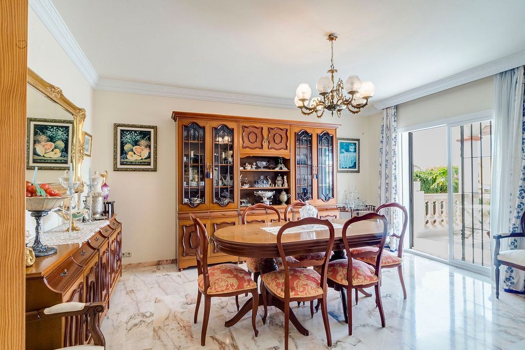 Central villa to renovate with sea views in La Patera, Marbella