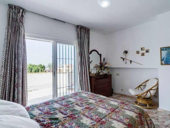 Central villa to renovate with sea views in La Patera, Marbella