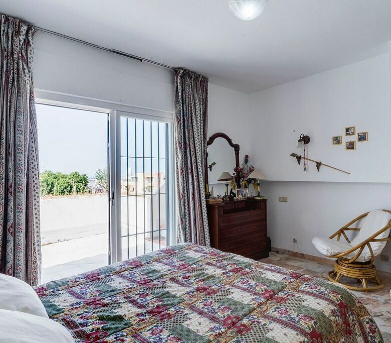 Central villa to renovate with sea views in La Patera, Marbella