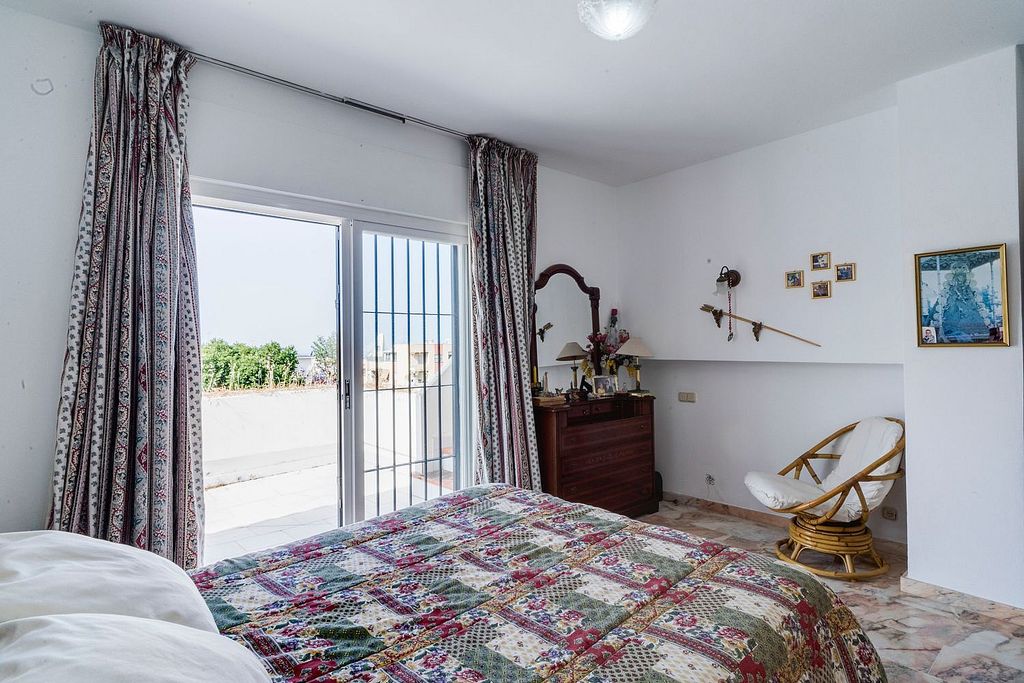 Central villa to renovate with sea views in La Patera, Marbella