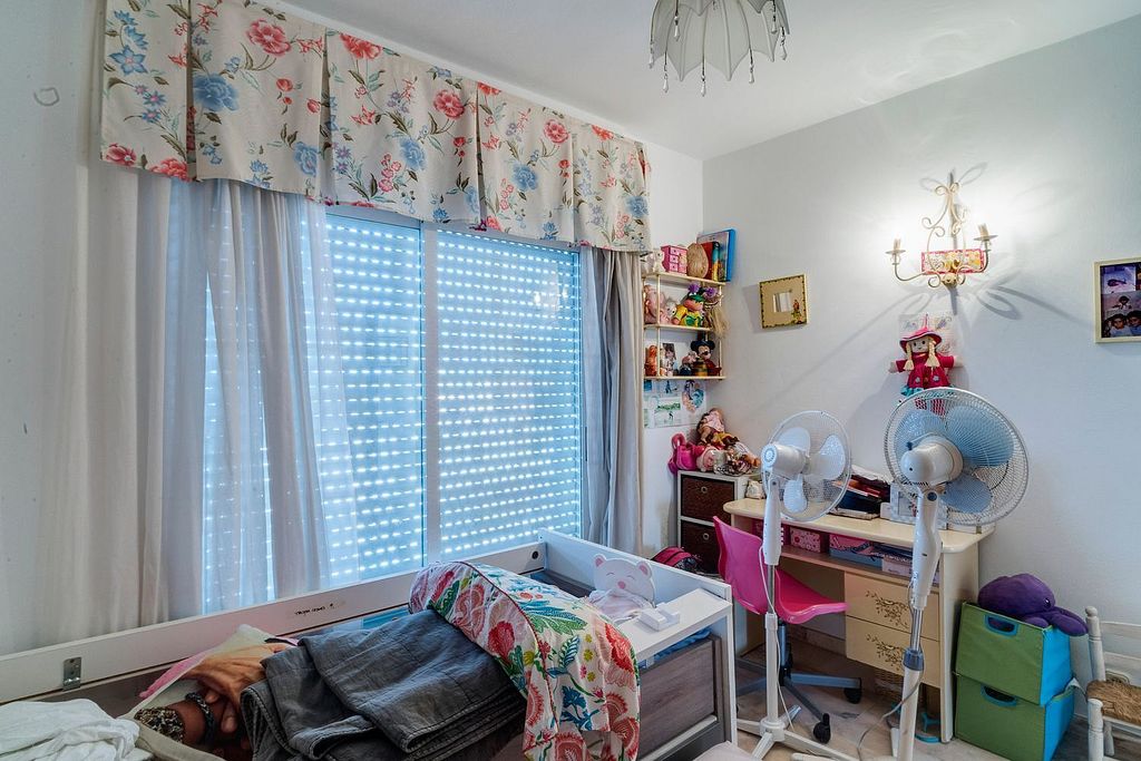 Central villa to renovate with sea views in La Patera, Marbella