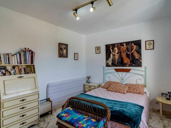 Central villa to renovate with sea views in La Patera, Marbella