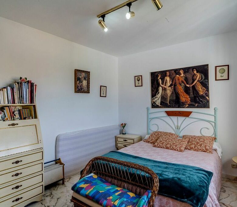 Central villa to renovate with sea views in La Patera, Marbella