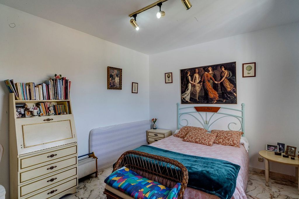 Central villa to renovate with sea views in La Patera, Marbella