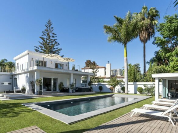 FOR SALE 🏡 Contemporary Villa with Gym, Sauna and Cinema, Walking Distance to Puerto Banús – Nueva Andalucía, Marbella 🇪🇸