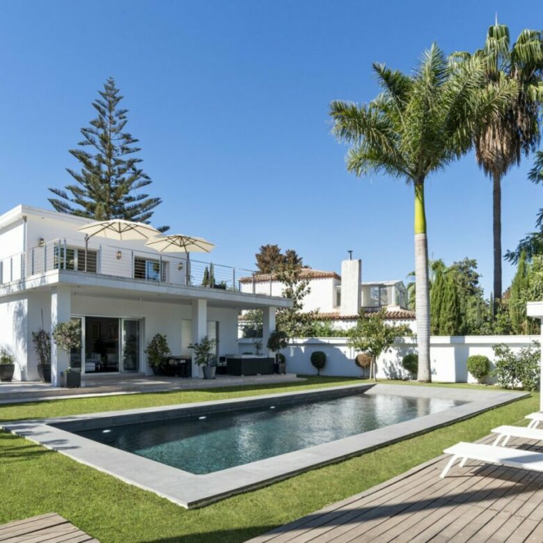 FOR SALE 🏡 Contemporary Villa with Gym, Sauna and Cinema, Walking Distance to Puerto Banús – Nueva Andalucía, Marbella 🇪🇸