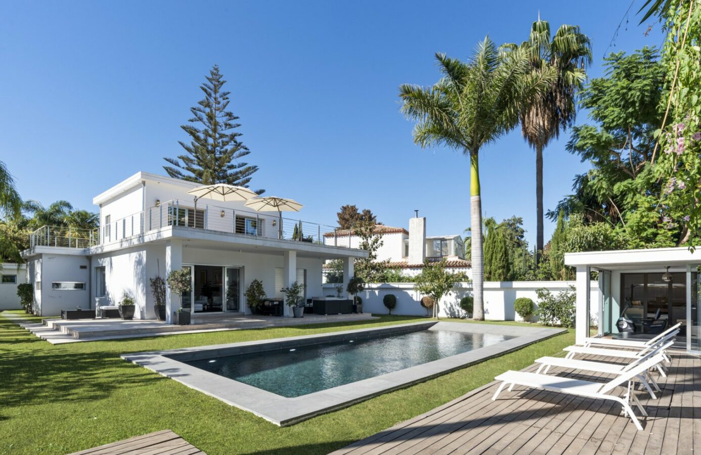 FOR SALE 🏡 Contemporary Villa with Gym, Sauna and Cinema, Walking Distance to Puerto Banús – Nueva Andalucía, Marbella 🇪🇸