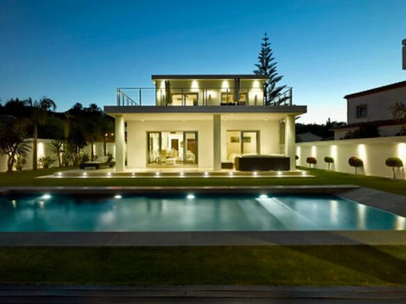 FOR SALE 🏡 Contemporary Villa with Gym, Sauna and Cinema, Walking Distance to Puerto Banús – Nueva Andalucía, Marbella 🇪🇸