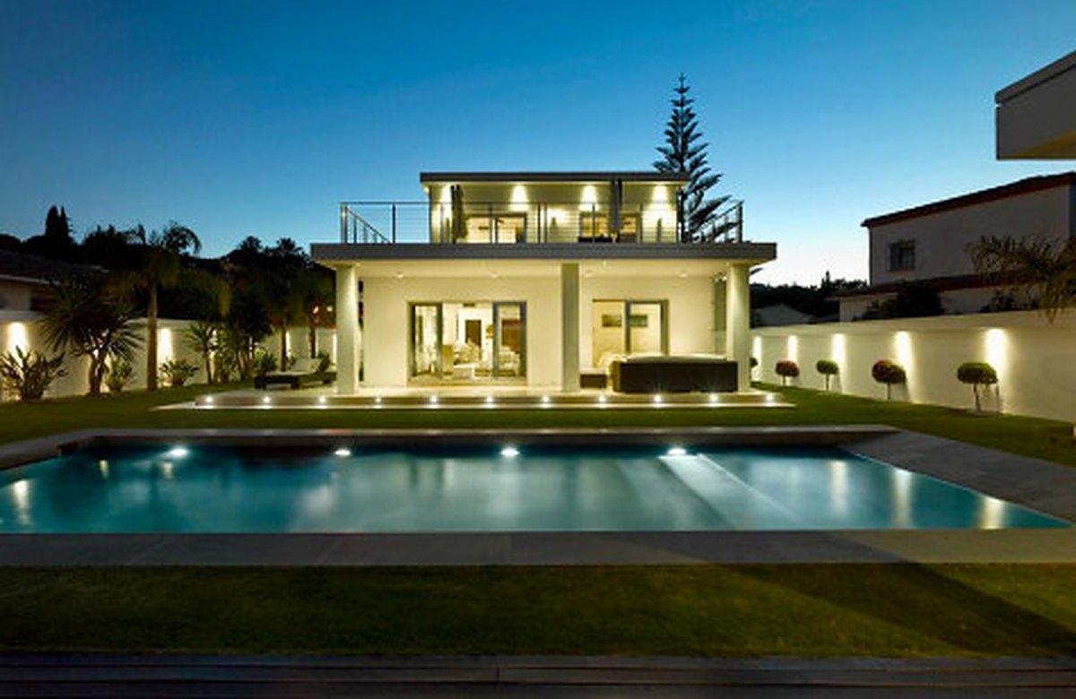 FOR SALE 🏡 Contemporary Villa with Gym, Sauna and Cinema, Walking Distance to Puerto Banús – Nueva Andalucía, Marbella 🇪🇸
