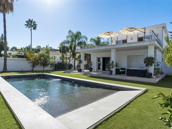 FOR SALE 🏡 Contemporary Villa with Gym, Sauna and Cinema, Walking Distance to Puerto Banús – Nueva Andalucía, Marbella 🇪🇸