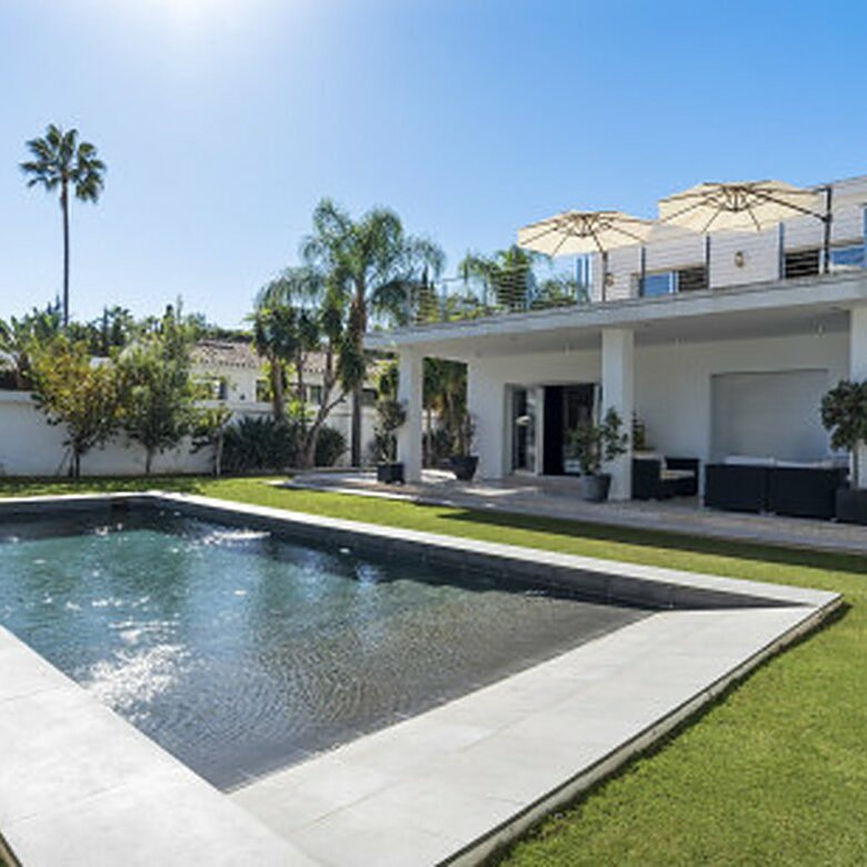 FOR SALE 🏡 Contemporary Villa with Gym, Sauna and Cinema, Walking Distance to Puerto Banús – Nueva Andalucía, Marbella 🇪🇸