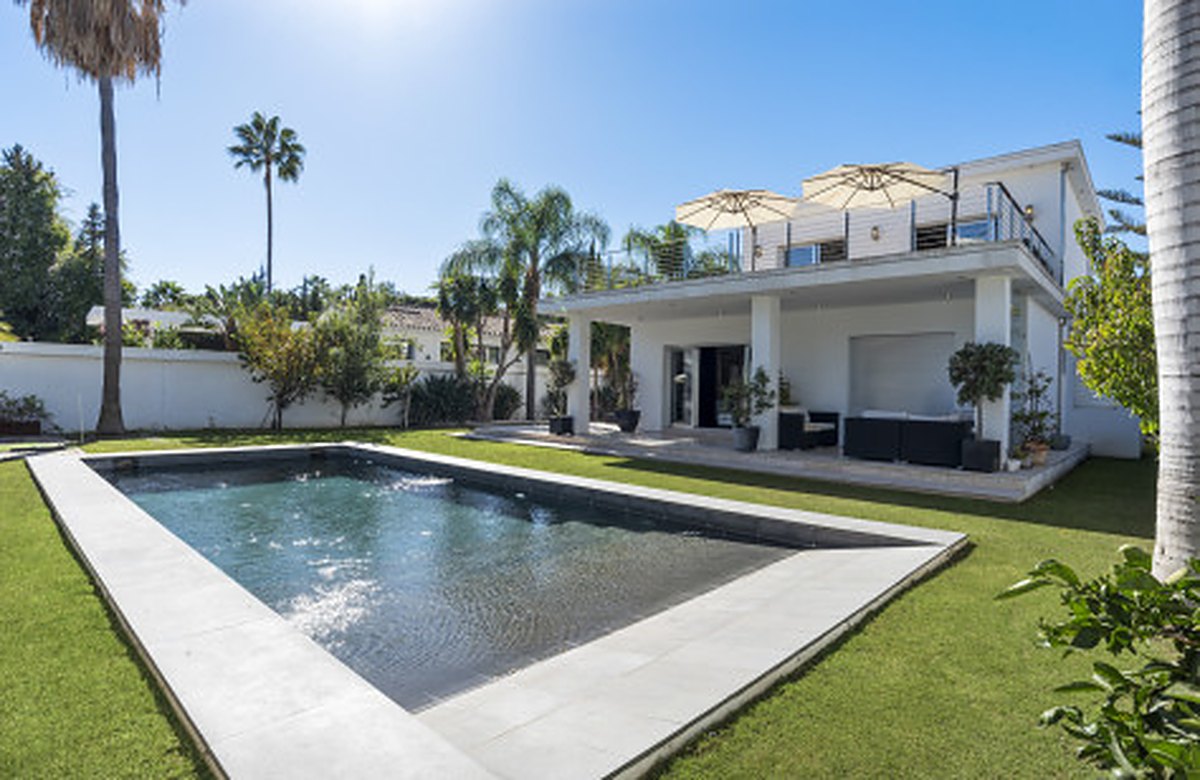 FOR SALE 🏡 Contemporary Villa with Gym, Sauna and Cinema, Walking Distance to Puerto Banús – Nueva Andalucía, Marbella 🇪🇸