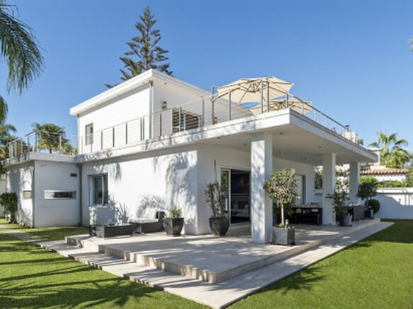 FOR SALE 🏡 Contemporary Villa with Gym, Sauna and Cinema, Walking Distance to Puerto Banús – Nueva Andalucía, Marbella 🇪🇸
