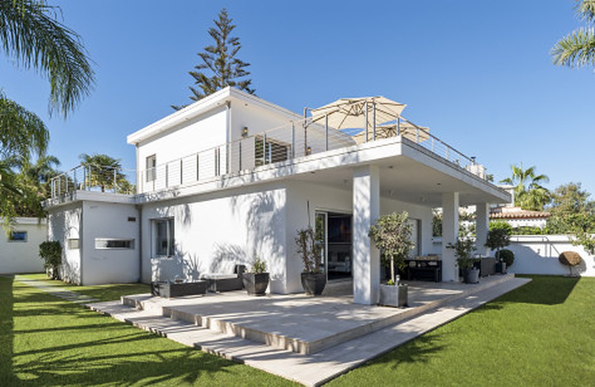 FOR SALE 🏡 Contemporary Villa with Gym, Sauna and Cinema, Walking Distance to Puerto Banús – Nueva Andalucía, Marbella 🇪🇸