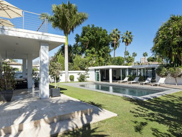 FOR SALE 🏡 Contemporary Villa with Gym, Sauna and Cinema, Walking Distance to Puerto Banús – Nueva Andalucía, Marbella 🇪🇸