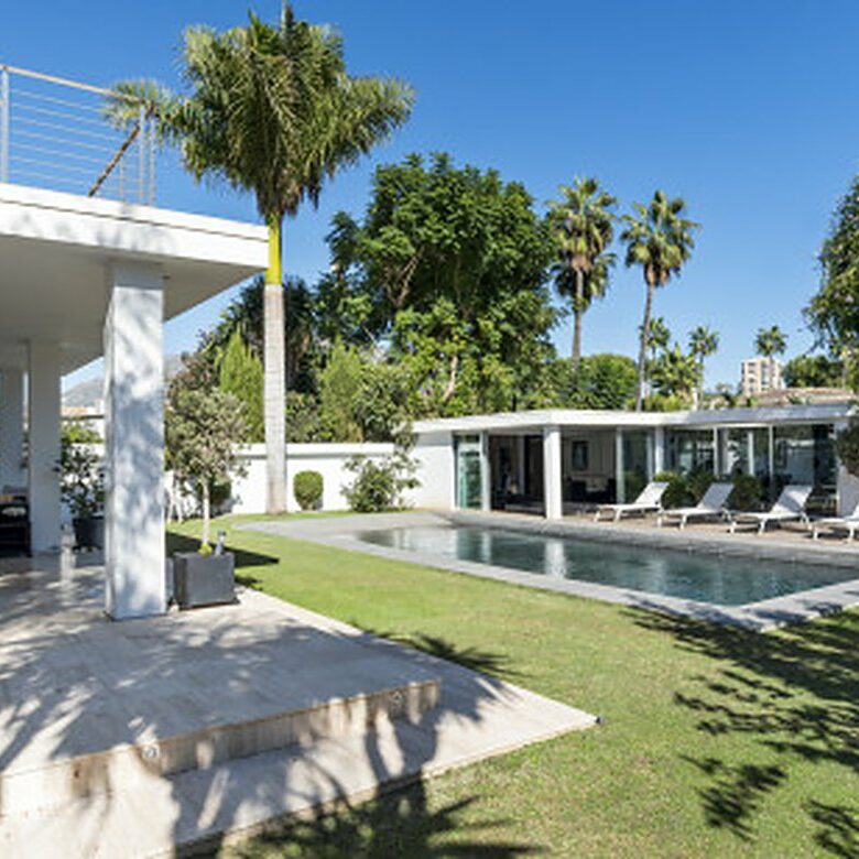 FOR SALE 🏡 Contemporary Villa with Gym, Sauna and Cinema, Walking Distance to Puerto Banús – Nueva Andalucía, Marbella 🇪🇸