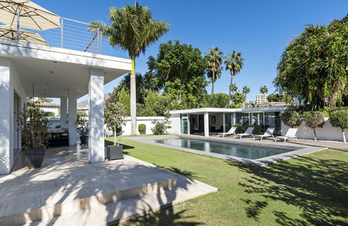 FOR SALE 🏡 Contemporary Villa with Gym, Sauna and Cinema, Walking Distance to Puerto Banús – Nueva Andalucía, Marbella 🇪🇸