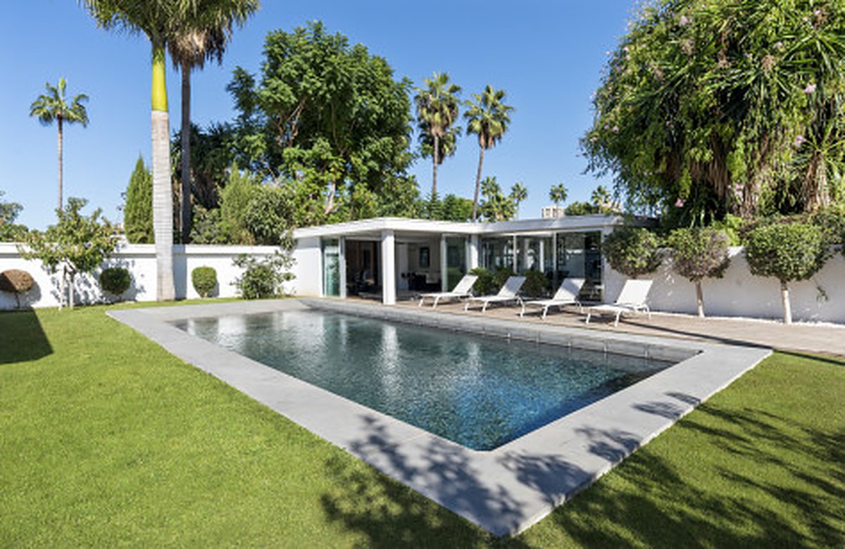 FOR SALE 🏡 Contemporary Villa with Gym, Sauna and Cinema, Walking Distance to Puerto Banús – Nueva Andalucía, Marbella 🇪🇸