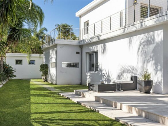 FOR SALE 🏡 Contemporary Villa with Gym, Sauna and Cinema, Walking Distance to Puerto Banús – Nueva Andalucía, Marbella 🇪🇸