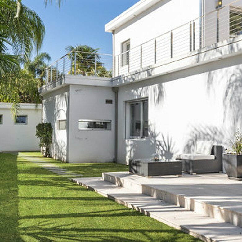 FOR SALE 🏡 Contemporary Villa with Gym, Sauna and Cinema, Walking Distance to Puerto Banús – Nueva Andalucía, Marbella 🇪🇸