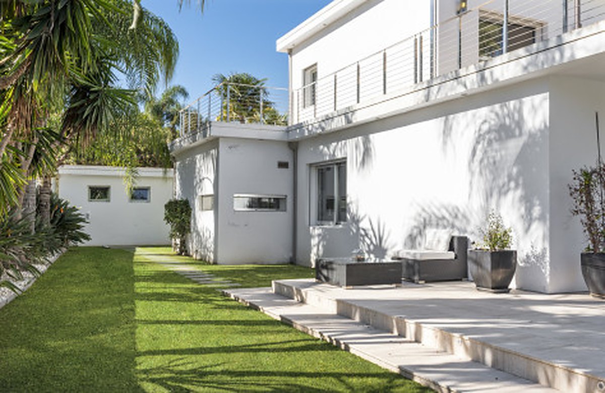 FOR SALE 🏡 Contemporary Villa with Gym, Sauna and Cinema, Walking Distance to Puerto Banús – Nueva Andalucía, Marbella 🇪🇸