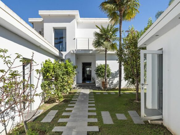 FOR SALE 🏡 Contemporary Villa with Gym, Sauna and Cinema, Walking Distance to Puerto Banús – Nueva Andalucía, Marbella 🇪🇸