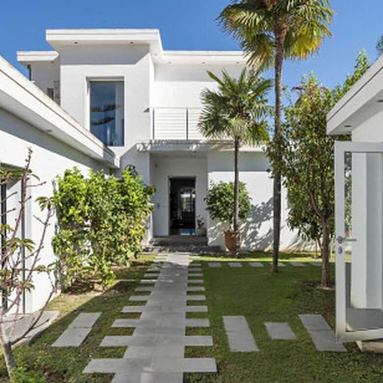FOR SALE 🏡 Contemporary Villa with Gym, Sauna and Cinema, Walking Distance to Puerto Banús – Nueva Andalucía, Marbella 🇪🇸