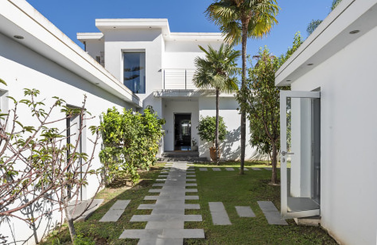 FOR SALE 🏡 Contemporary Villa with Gym, Sauna and Cinema, Walking Distance to Puerto Banús – Nueva Andalucía, Marbella 🇪🇸