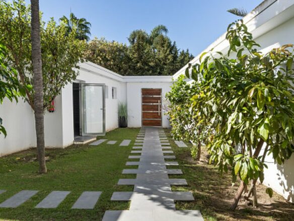 FOR SALE 🏡 Contemporary Villa with Gym, Sauna and Cinema, Walking Distance to Puerto Banús – Nueva Andalucía, Marbella 🇪🇸