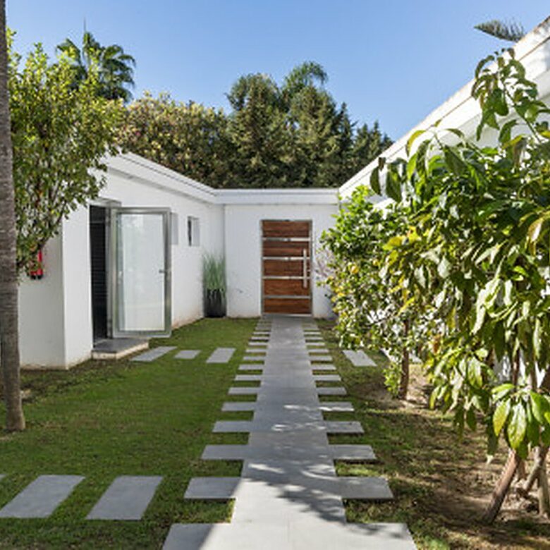 FOR SALE 🏡 Contemporary Villa with Gym, Sauna and Cinema, Walking Distance to Puerto Banús – Nueva Andalucía, Marbella 🇪🇸