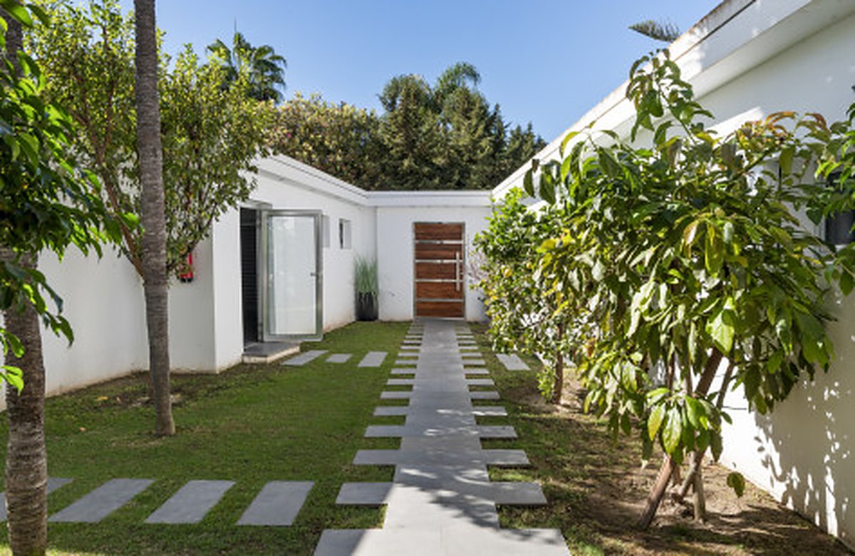 FOR SALE 🏡 Contemporary Villa with Gym, Sauna and Cinema, Walking Distance to Puerto Banús – Nueva Andalucía, Marbella 🇪🇸