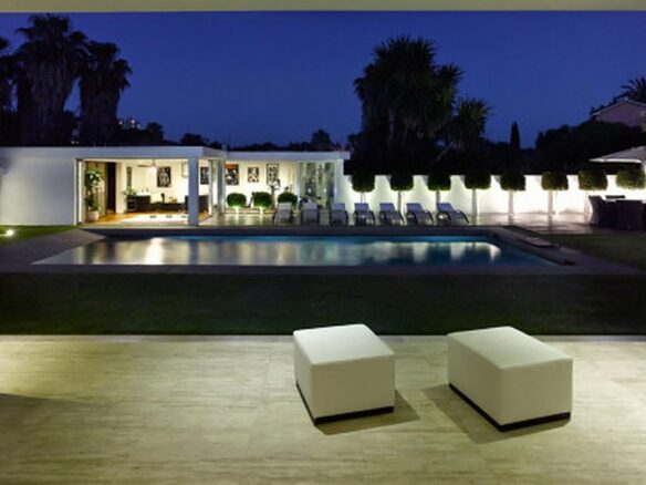 FOR SALE 🏡 Contemporary Villa with Gym, Sauna and Cinema, Walking Distance to Puerto Banús – Nueva Andalucía, Marbella 🇪🇸