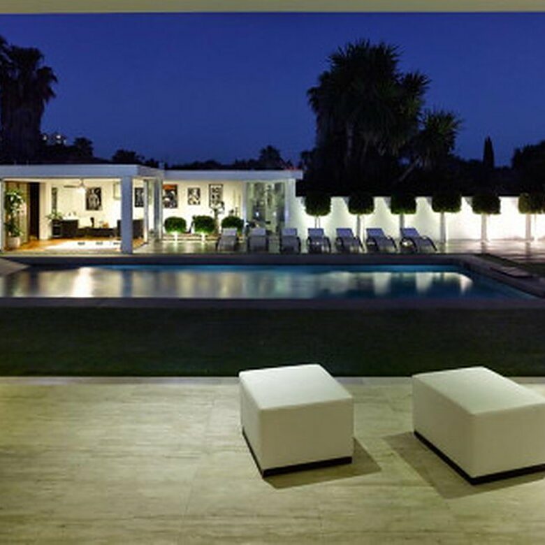 FOR SALE 🏡 Contemporary Villa with Gym, Sauna and Cinema, Walking Distance to Puerto Banús – Nueva Andalucía, Marbella 🇪🇸