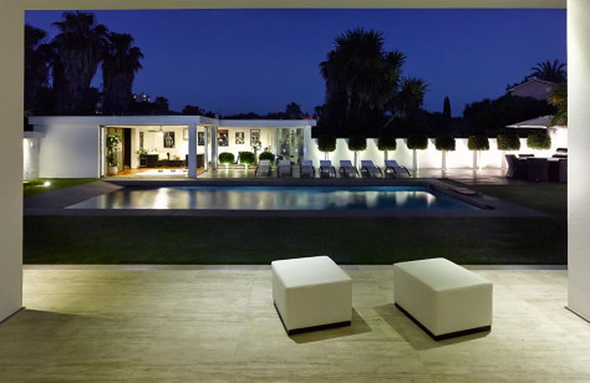 FOR SALE 🏡 Contemporary Villa with Gym, Sauna and Cinema, Walking Distance to Puerto Banús – Nueva Andalucía, Marbella 🇪🇸