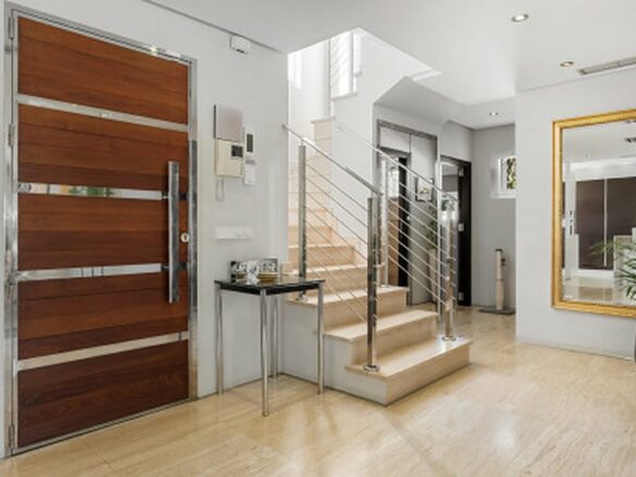 FOR SALE 🏡 Contemporary Villa with Gym, Sauna and Cinema, Walking Distance to Puerto Banús – Nueva Andalucía, Marbella 🇪🇸