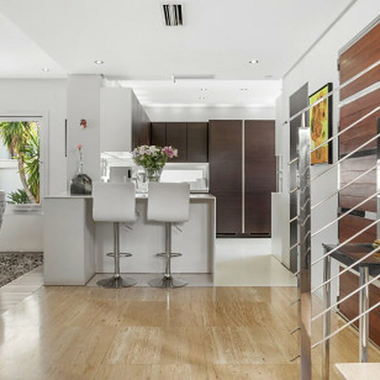 FOR SALE 🏡 Contemporary Villa with Gym, Sauna and Cinema, Walking Distance to Puerto Banús – Nueva Andalucía, Marbella 🇪🇸