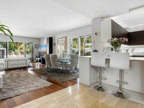 FOR SALE 🏡 Contemporary Villa with Gym, Sauna and Cinema, Walking Distance to Puerto Banús – Nueva Andalucía, Marbella 🇪🇸