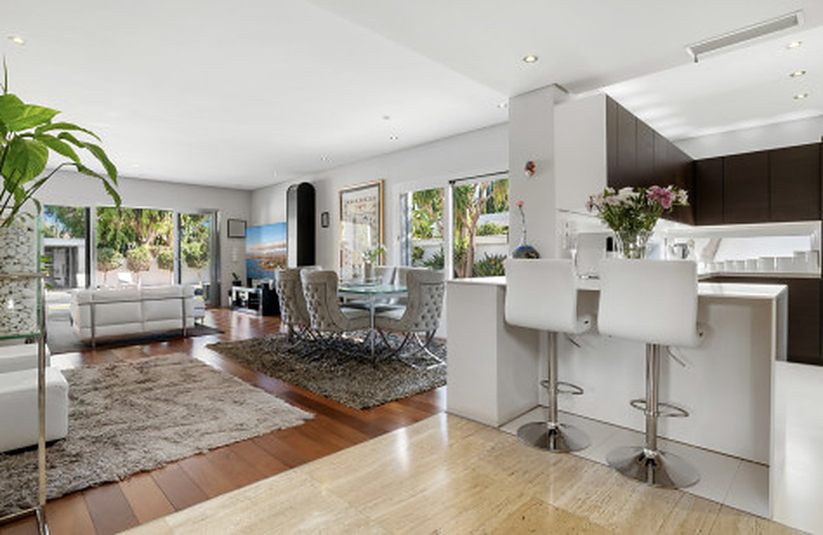 FOR SALE 🏡 Contemporary Villa with Gym, Sauna and Cinema, Walking Distance to Puerto Banús – Nueva Andalucía, Marbella 🇪🇸