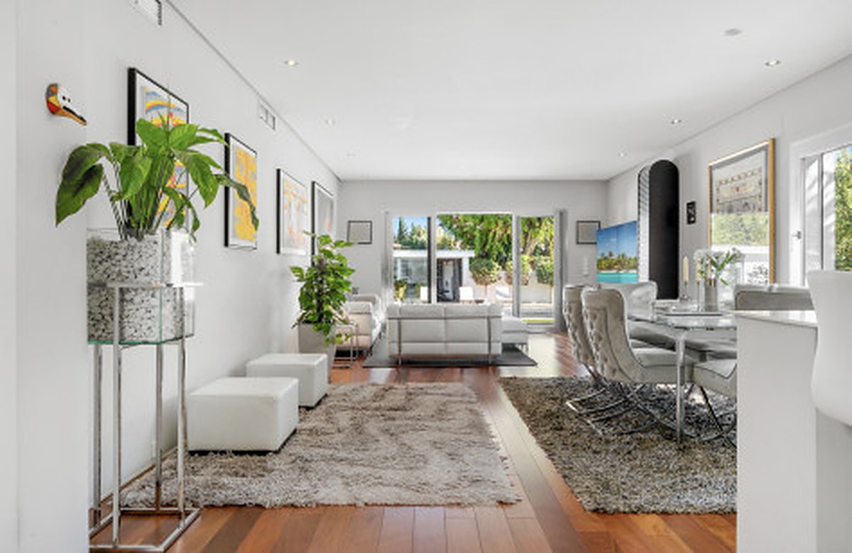 FOR SALE 🏡 Contemporary Villa with Gym, Sauna and Cinema, Walking Distance to Puerto Banús – Nueva Andalucía, Marbella 🇪🇸