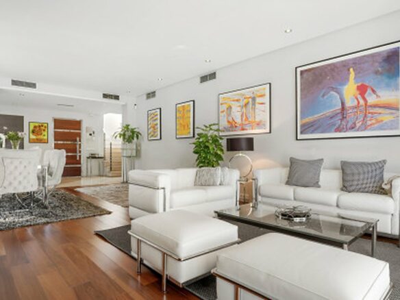 FOR SALE 🏡 Contemporary Villa with Gym, Sauna and Cinema, Walking Distance to Puerto Banús – Nueva Andalucía, Marbella 🇪🇸