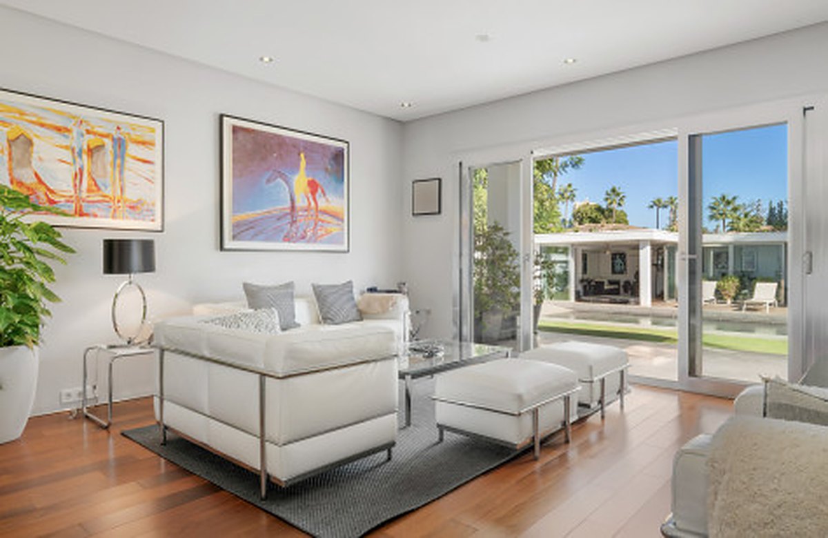 FOR SALE 🏡 Contemporary Villa with Gym, Sauna and Cinema, Walking Distance to Puerto Banús – Nueva Andalucía, Marbella 🇪🇸