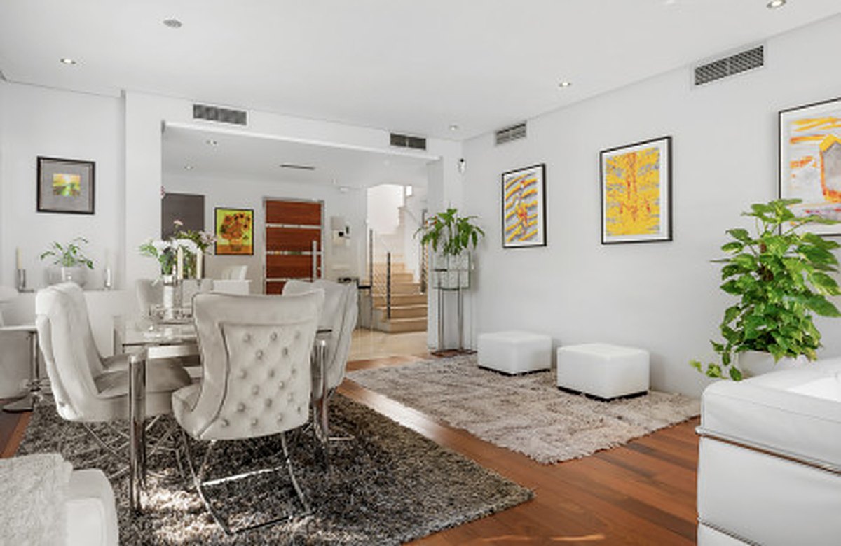 FOR SALE 🏡 Contemporary Villa with Gym, Sauna and Cinema, Walking Distance to Puerto Banús – Nueva Andalucía, Marbella 🇪🇸